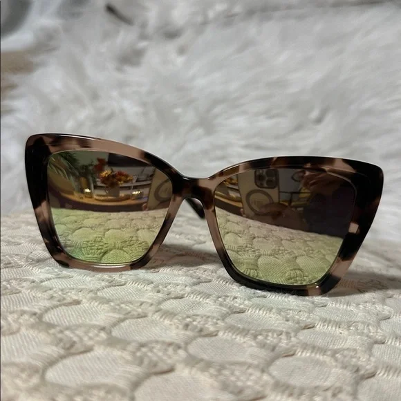 DIFF Becky II Cream Tortoise Oversized Cat Eye Sunglasses for Women - Picture 4 of 9